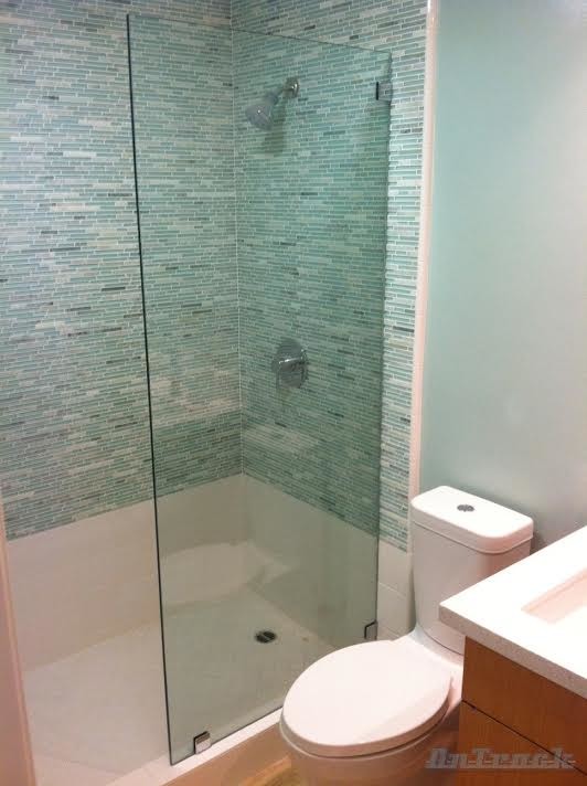 Foto de cuarto de baño actual de tamaño medio con ducha empotrada, baldosas y/o azulejos azules, baldosas y/o azulejos grises, azulejos en listel y aseo y ducha
