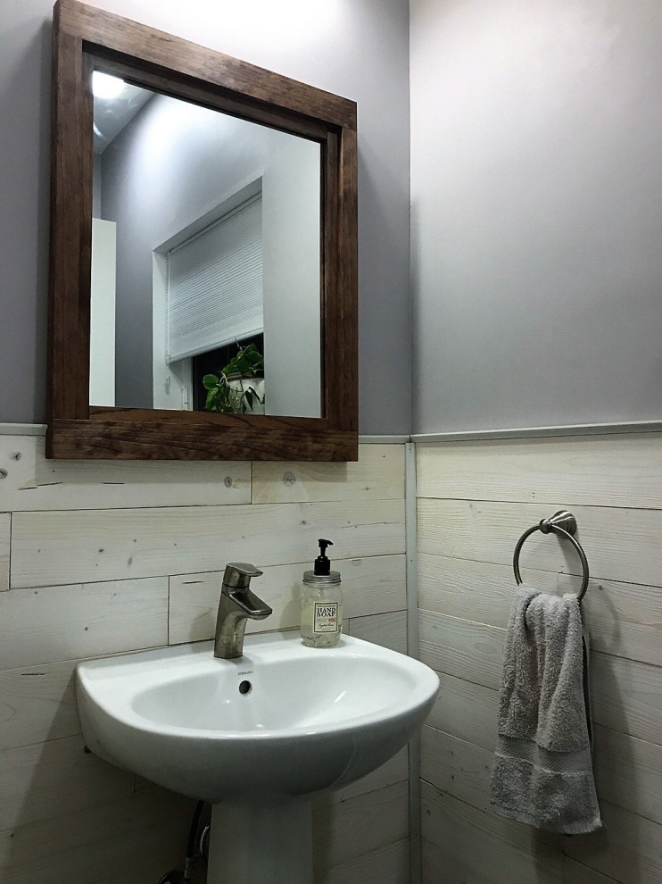 Diseño de cuarto de baño campestre pequeño con baldosas y/o azulejos blancos, paredes grises, aseo y ducha, lavabo con pedestal y encimera de mármol