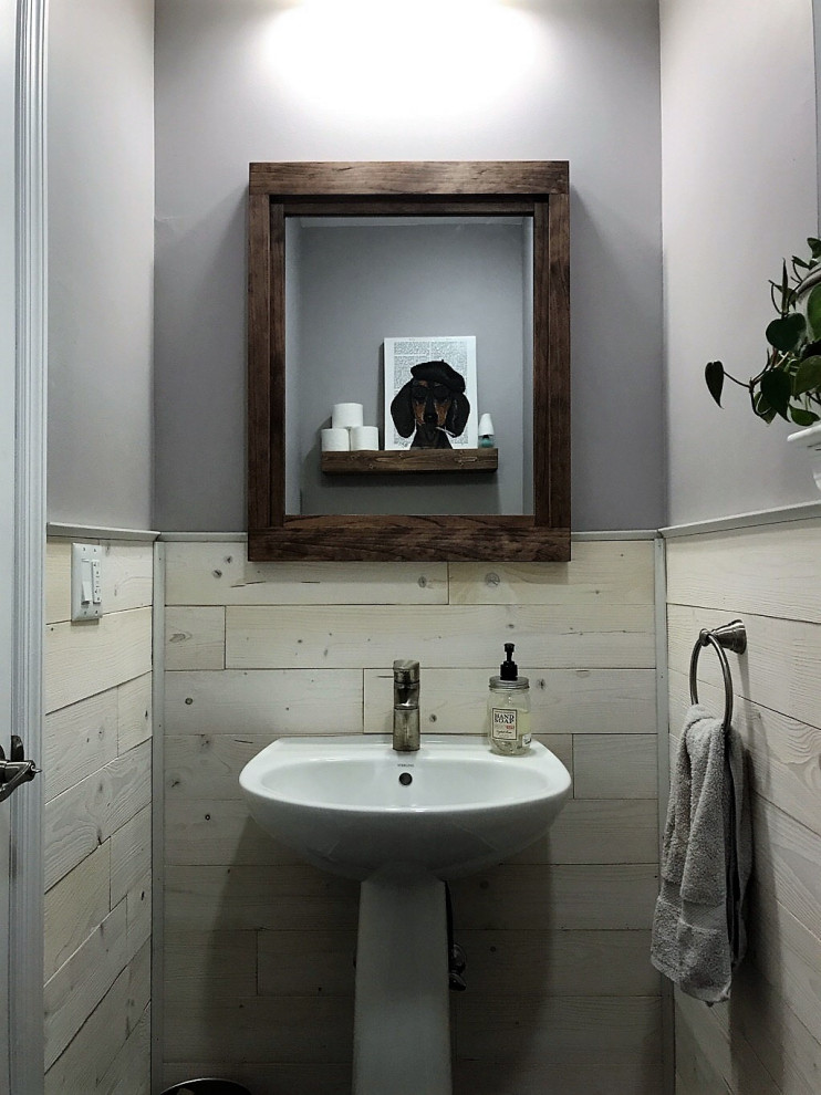 Aménagement d'une petite salle d'eau campagne avec un carrelage blanc, un mur gris, un lavabo de ferme et un plan de toilette en marbre.