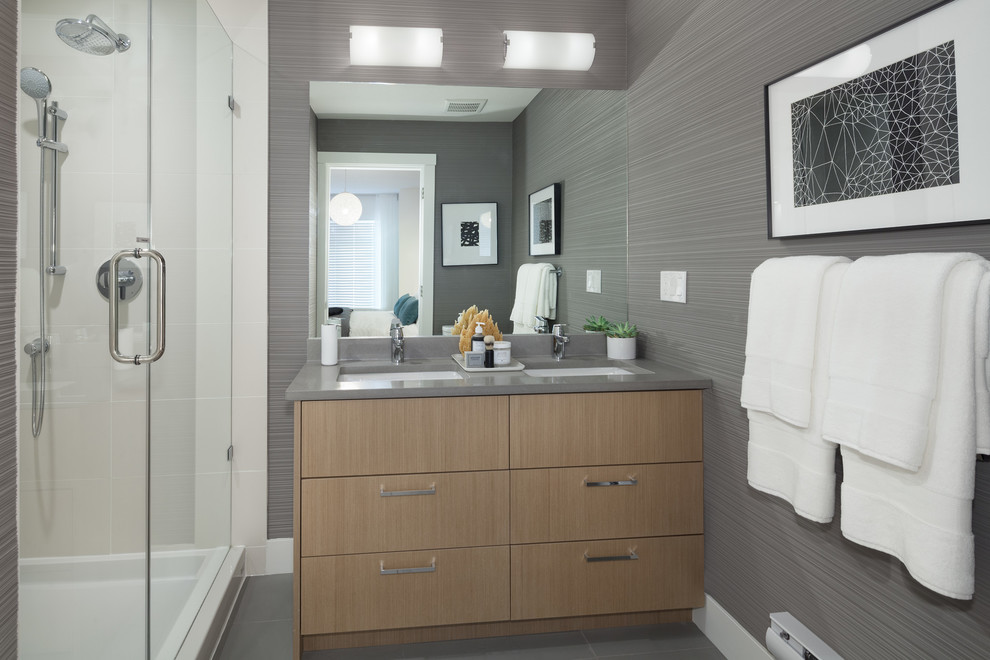 Kleines Modernes Badezimmer En Suite mit flächenbündigen Schrankfronten, hellen Holzschränken, Duschnische, weißen Fliesen, Porzellanfliesen, grauer Wandfarbe, Porzellan-Bodenfliesen, Unterbauwaschbecken und Quarzit-Waschtisch in Vancouver