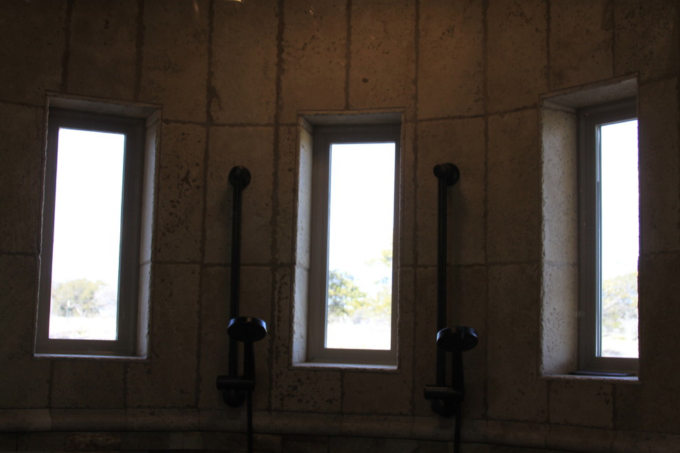 Rustik inredning av ett en-suite badrum, med ett nedsänkt handfat, möbel-liknande, skåp i mörkt trä, granitbänkskiva, ett fristående badkar, en öppen dusch, en toalettstol med separat cisternkåpa, stenkakel, blå väggar och betonggolv