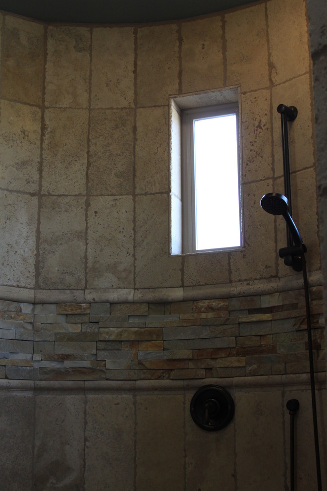 Exemple d'une salle de bain principale montagne en bois foncé avec un lavabo posé, un placard en trompe-l'oeil, un plan de toilette en granite, une baignoire indépendante, une douche ouverte, WC séparés, un carrelage de pierre, un mur bleu et sol en béton ciré.