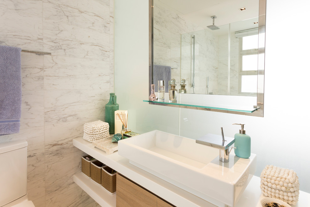 Maritimes Badezimmer mit Duschnische, Wandtoilette mit Spülkasten, weißer Wandfarbe und Trogwaschbecken in Singapur
