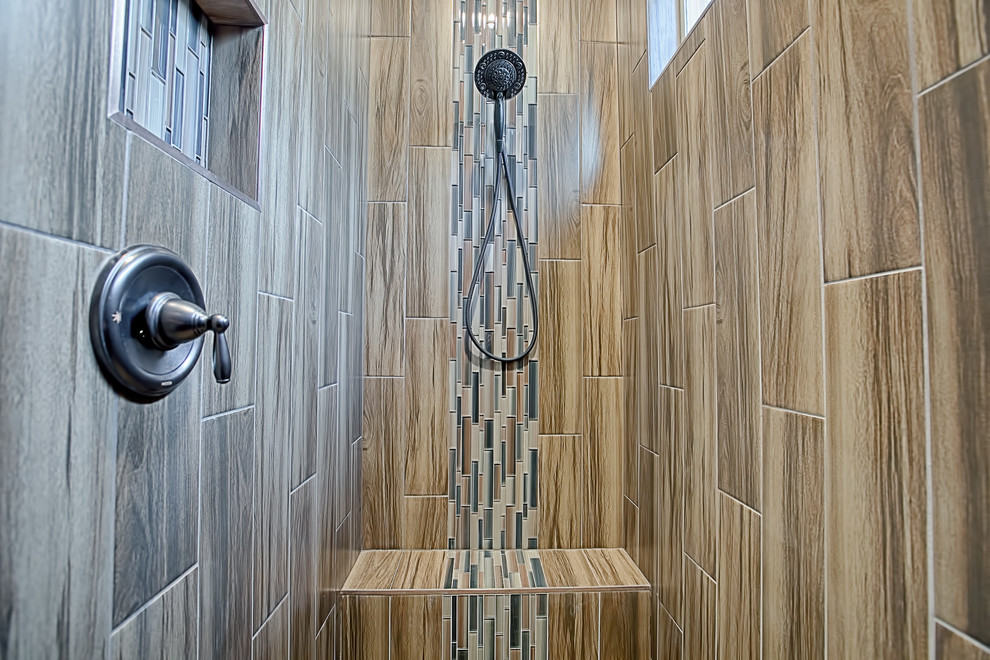 Immagine di una stanza da bagno country con vasca con piedi a zampa di leone, doccia aperta e doccia aperta