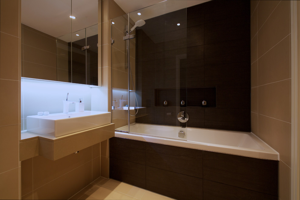 Modernes Badezimmer En Suite mit Kalkstein-Waschbecken/Waschtisch, Badewanne in Nische, Duschbadewanne und Kalkstein in London