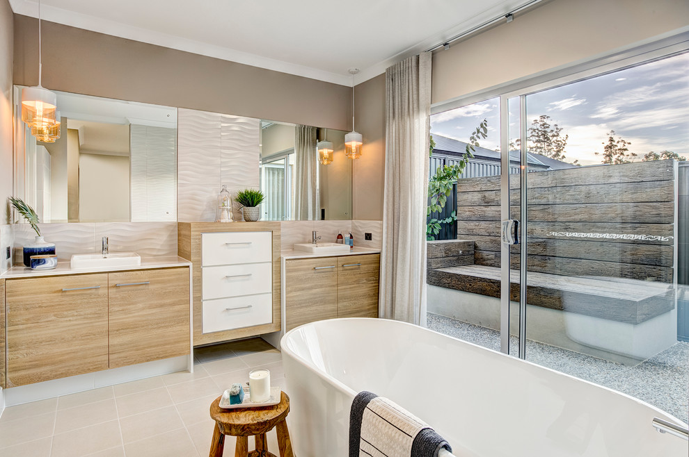 Foto di una grande stanza da bagno padronale contemporanea con vasca freestanding, doccia doppia e lavabo da incasso