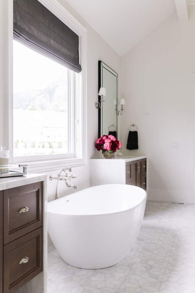 Exempel på ett stort klassiskt vit vitt en-suite badrum, med skåp i shakerstil, ett fristående badkar, vita väggar, marmorgolv, ett nedsänkt handfat och vitt golv