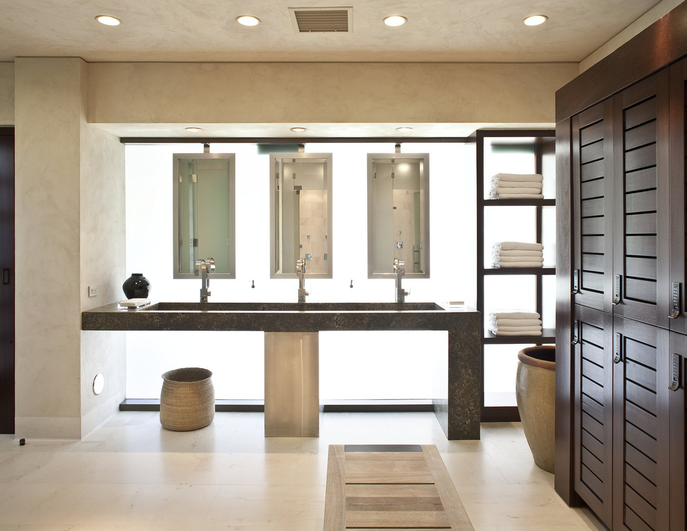 Идея дизайна: большая главная ванная комната в современном стиле с бежевыми стенами, монолитной раковиной, столешницей из гранита и полом из известняка