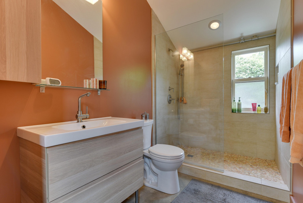 Стильный дизайн: маленькая ванная комната в современном стиле с плоскими фасадами, раздельным унитазом, бетонным полом, серым полом, открытым душем, светлыми деревянными фасадами, душем в нише, бежевой плиткой, оранжевыми стенами, душевой кабиной и консольной раковиной для на участке и в саду - последний тренд