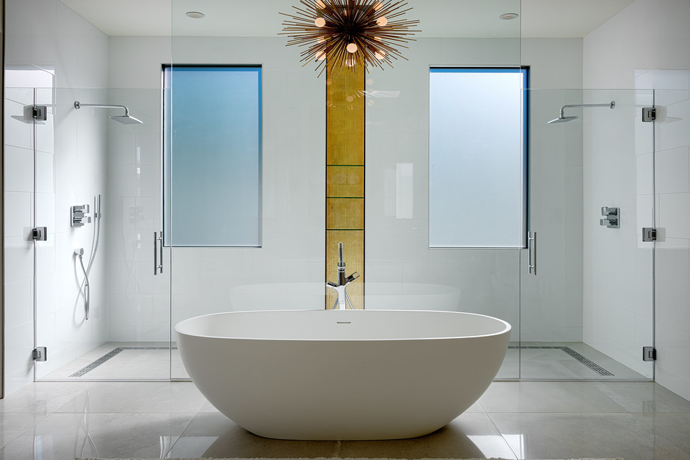 Idée de décoration pour une salle de bain design avec une cabine de douche à porte battante.