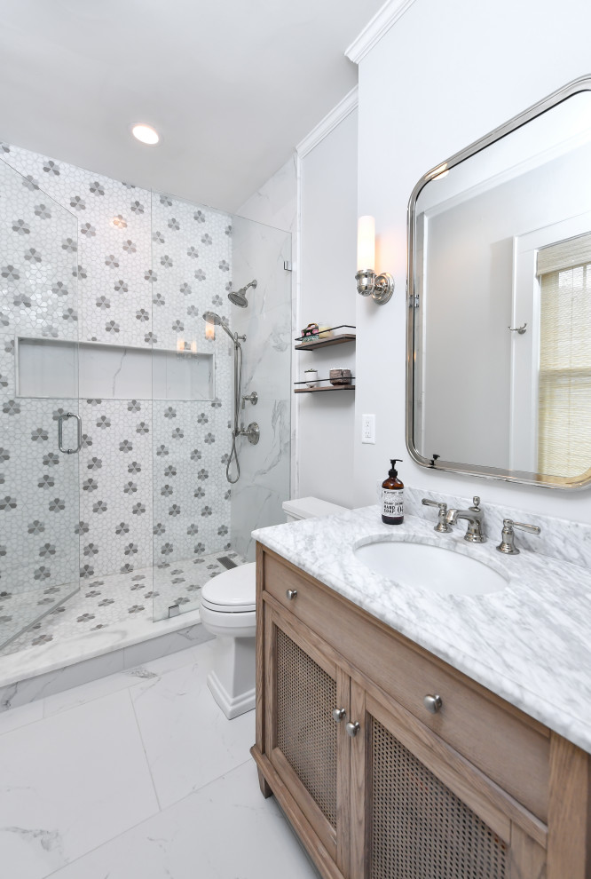 Idéer för att renovera ett litet vintage gul gult en-suite badrum, med möbel-liknande, skåp i ljust trä, en öppen dusch, vit kakel, vita väggar, klinkergolv i porslin, marmorbänkskiva, vitt golv och dusch med gångjärnsdörr