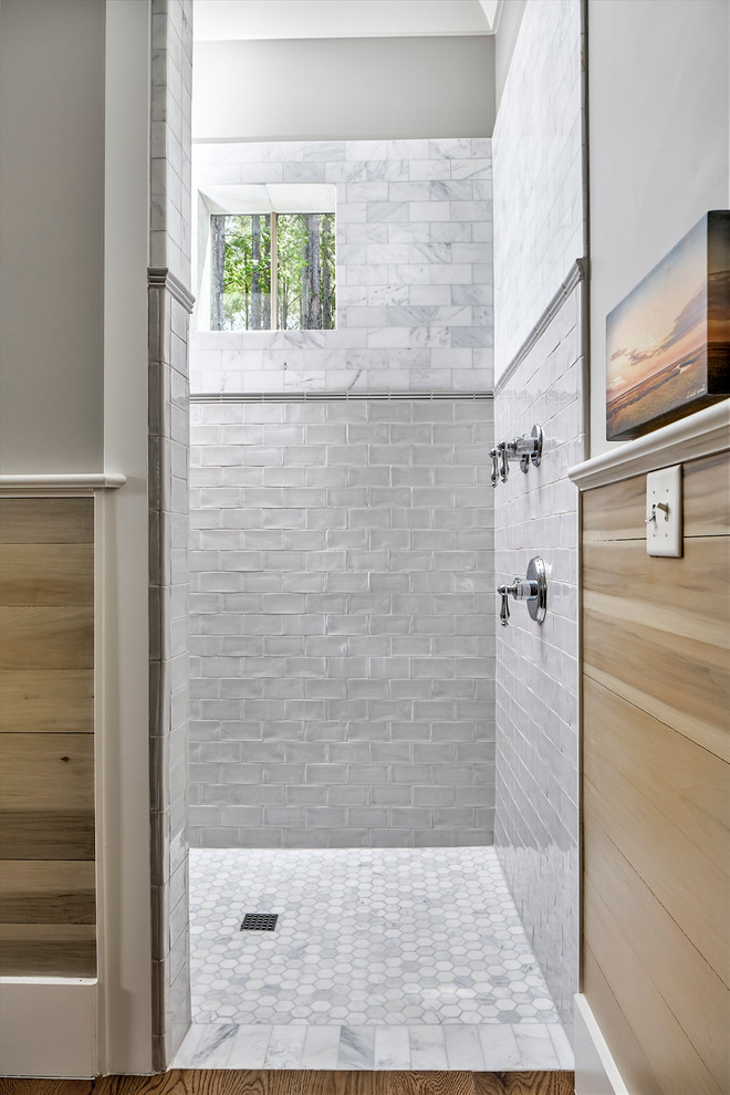 Foto de cuarto de baño principal clásico renovado de tamaño medio con ducha a ras de suelo, baldosas y/o azulejos blancos, baldosas y/o azulejos de cemento, paredes grises y suelo de madera en tonos medios