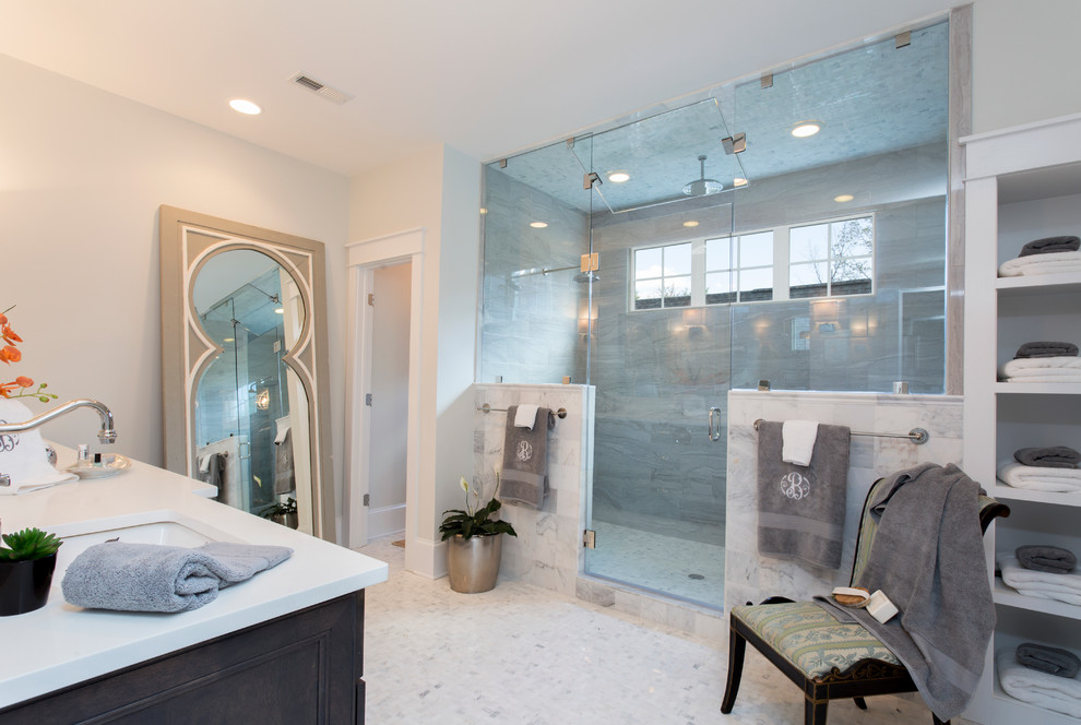 Immagine di una grande stanza da bagno padronale contemporanea con lavabo integrato, ante in stile shaker, ante in legno bruno, doccia doppia, WC monopezzo, piastrelle bianche e pareti bianche