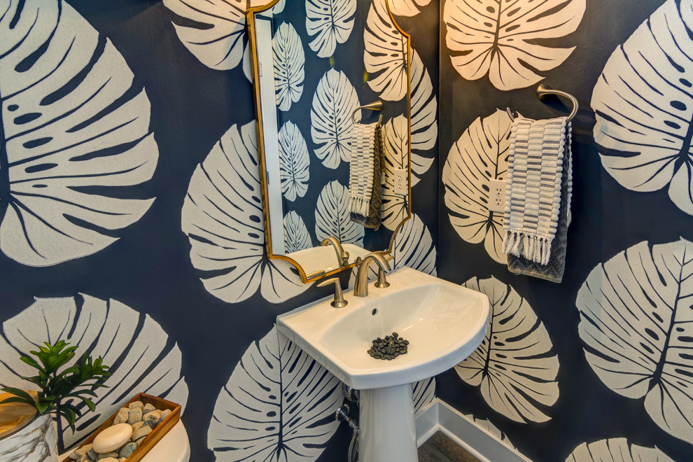 Immagine di una piccola stanza da bagno con doccia design con WC monopezzo, pareti beige, pavimento in vinile, lavabo sottopiano, pavimento marrone e pistrelle in bianco e nero