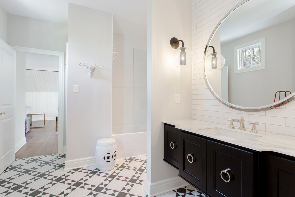 Diseño de cuarto de baño clásico renovado de tamaño medio con aseo y ducha, armarios con paneles empotrados, puertas de armario negras, baldosas y/o azulejos blancas y negros, paredes blancas y lavabo bajoencimera