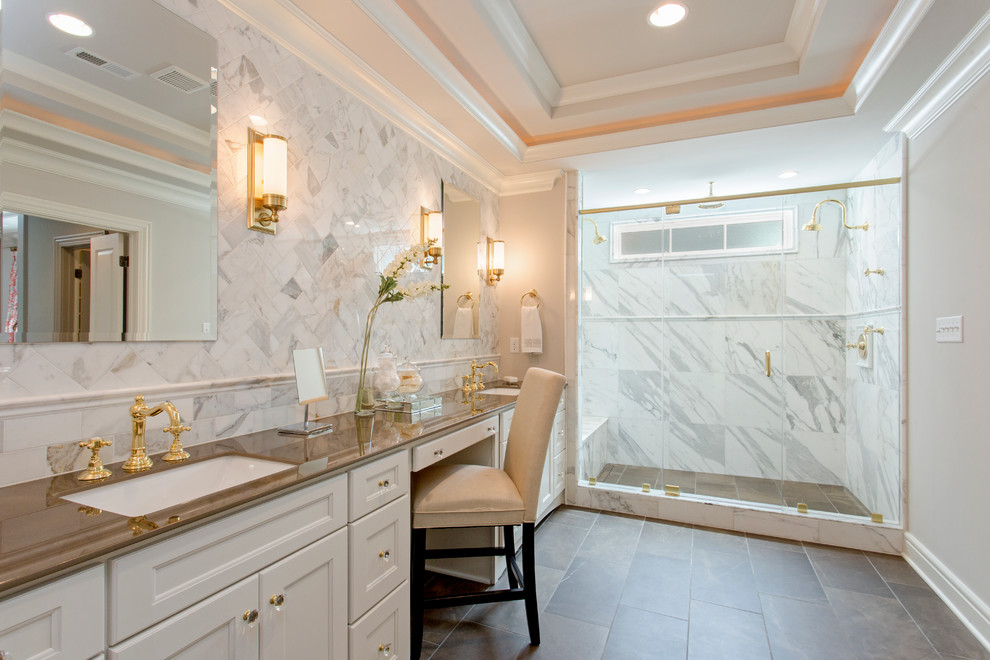 Modelo de cuarto de baño principal tradicional renovado de tamaño medio con armarios con paneles empotrados, puertas de armario blancas, ducha empotrada, paredes grises y lavabo bajoencimera