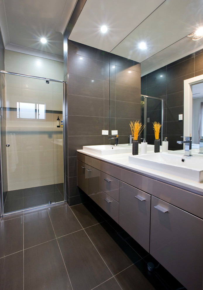 Пример оригинального дизайна: главная ванная комната среднего размера в современном стиле с накладной раковиной, столешницей из искусственного кварца, бежевой плиткой, керамогранитной плиткой и полом из керамогранита
