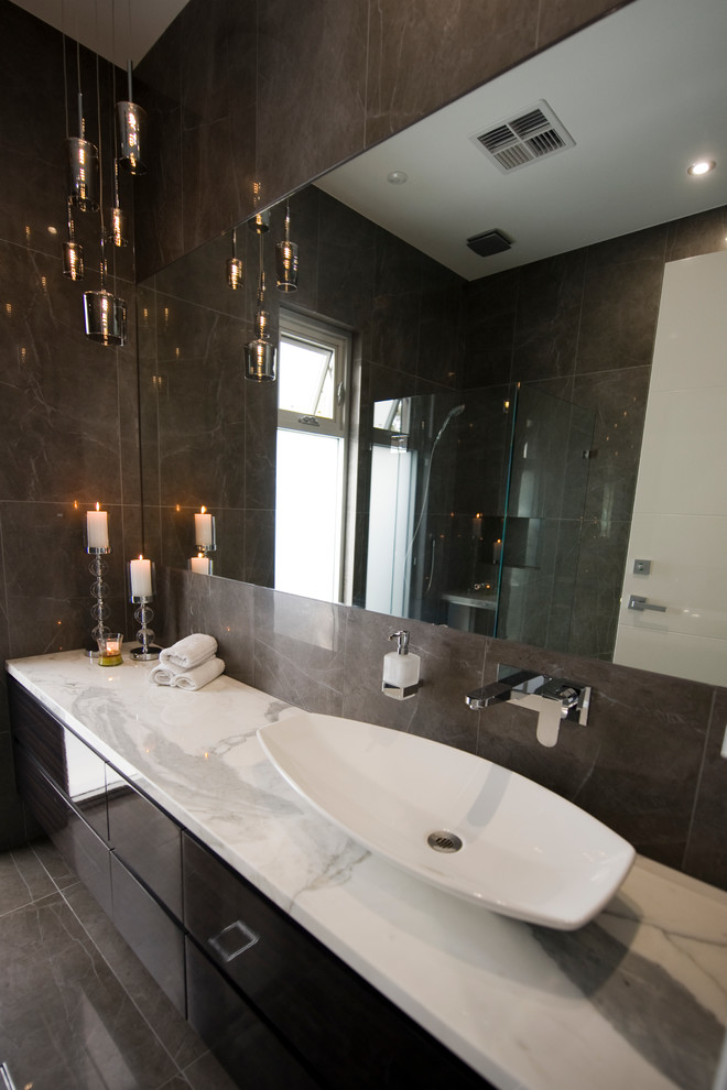 Стильный дизайн: большая ванная комната в стиле модернизм с фасадами с выступающей филенкой и темными деревянными фасадами - последний тренд