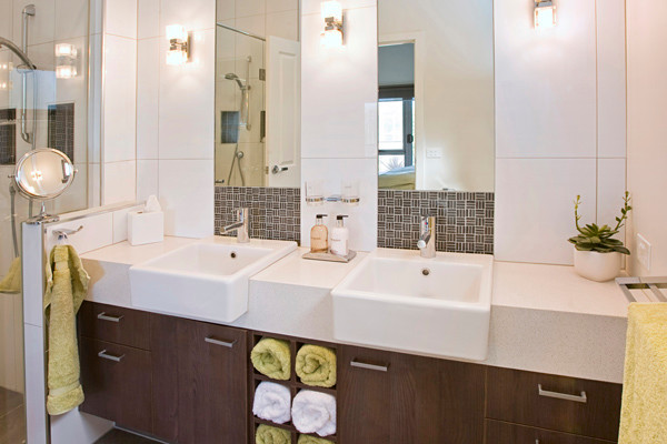 Mittelgroßes Modernes Badezimmer En Suite mit verzierten Schränken, dunklen Holzschränken, Duschnische, Porzellanfliesen, weißer Wandfarbe, integriertem Waschbecken und Granit-Waschbecken/Waschtisch in Sydney
