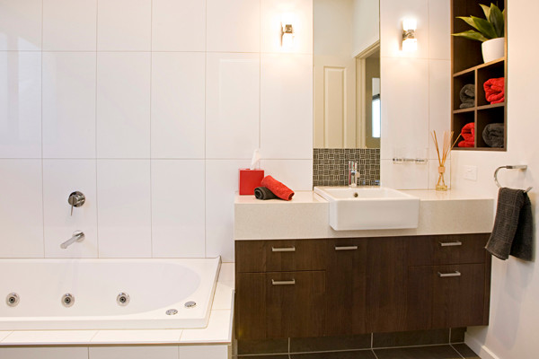 Bild på ett mellanstort funkis en-suite badrum, med möbel-liknande, skåp i mörkt trä, en dusch i en alkov, porslinskakel, vita väggar, ett integrerad handfat och granitbänkskiva