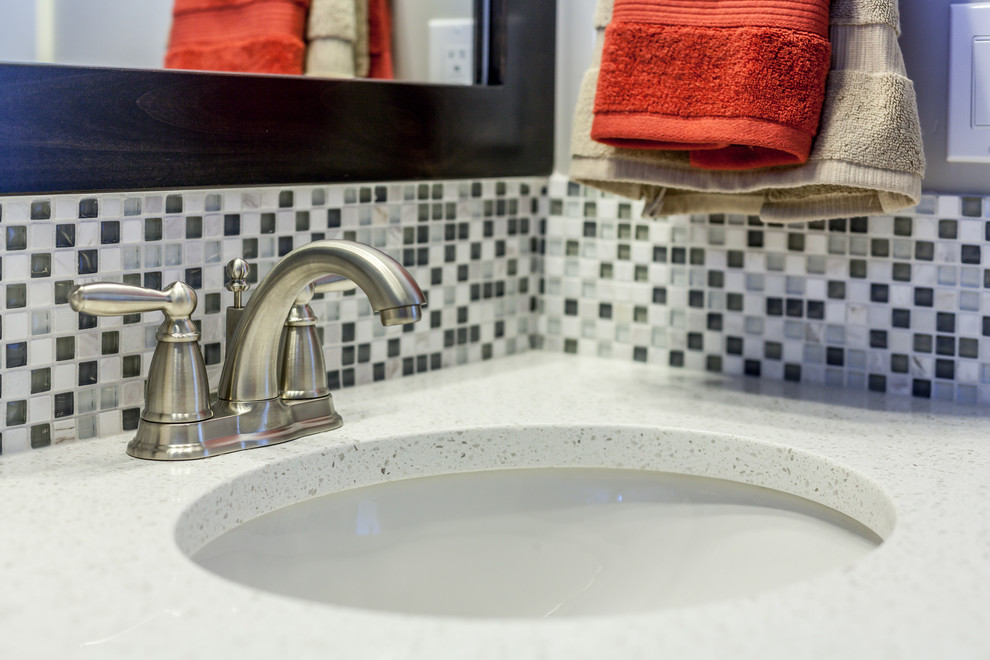 Esempio di una stanza da bagno con doccia minimal di medie dimensioni con ante in stile shaker e pareti grigie