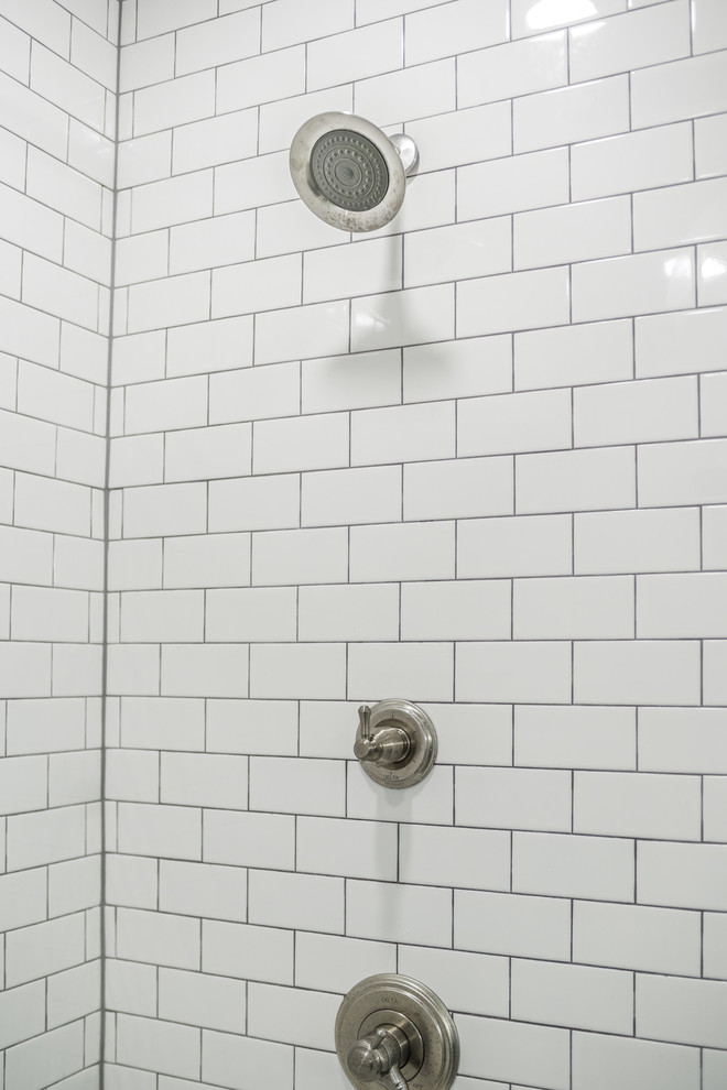 Пример оригинального дизайна: главная ванная комната в стиле кантри с фасадами в стиле шейкер, серыми фасадами, двойным душем, белой плиткой, керамической плиткой, серыми стенами, полом из керамической плитки, врезной раковиной, столешницей из гранита, серым полом и душем с раздвижными дверями