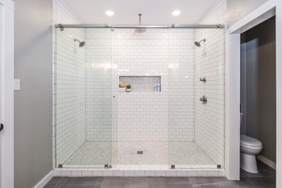 Exemple d'une salle de bain principale nature avec un placard à porte shaker, des portes de placard grises, une douche double, un carrelage blanc, des carreaux de céramique, un mur gris, un sol en carrelage de céramique, un lavabo encastré, un plan de toilette en granite, un sol gris et une cabine de douche à porte coulissante.