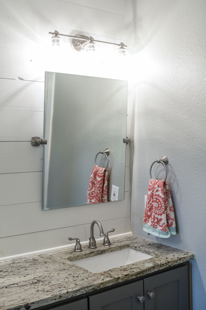Foto på ett lantligt en-suite badrum, med skåp i shakerstil, grå skåp, en dubbeldusch, vit kakel, keramikplattor, grå väggar, klinkergolv i keramik, ett undermonterad handfat, granitbänkskiva, grått golv och dusch med skjutdörr
