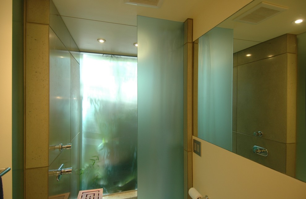 На фото: ванная комната среднего размера в восточном стиле с открытым душем, серой плиткой, цементной плиткой, желтыми стенами и душевой кабиной