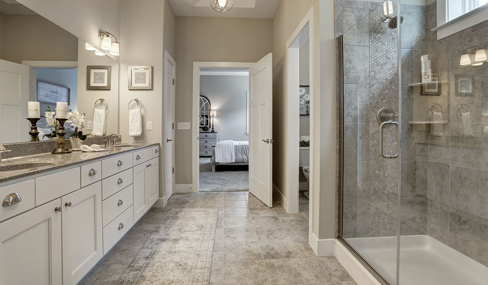 Immagine di una stanza da bagno padronale country di medie dimensioni con ante bianche, doccia alcova, pareti grigie, pavimento con piastrelle in ceramica, top in marmo e porta doccia a battente