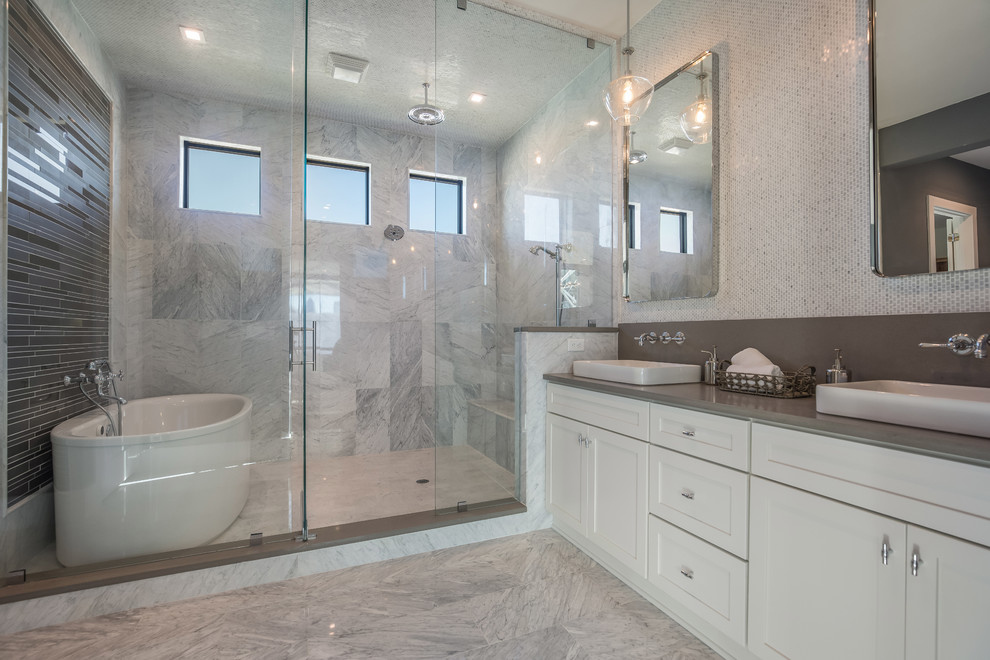 Idéer för vintage grått en-suite badrum, med skåp i shakerstil, vita skåp, ett fristående badkar, våtrum, grå kakel, grå väggar, ett fristående handfat, grått golv och dusch med gångjärnsdörr