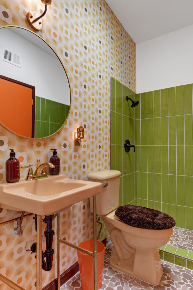 Ispirazione per una stanza da bagno moderna con WC a due pezzi, piastrelle verdi, pareti multicolore e lavabo a consolle