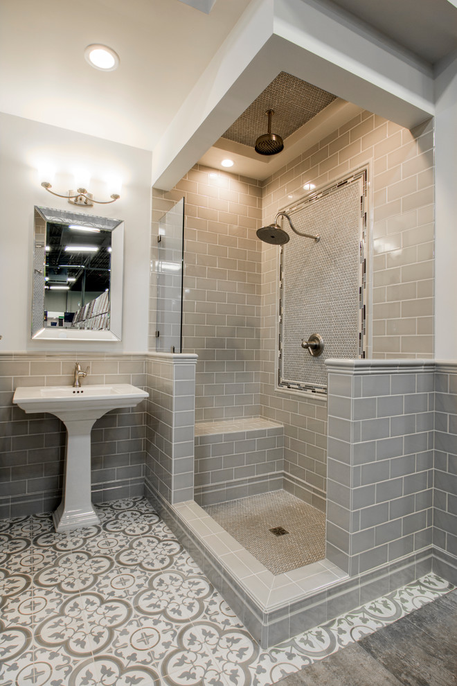 Ejemplo de cuarto de baño clásico renovado con ducha abierta, baldosas y/o azulejos blancos, baldosas y/o azulejos de cerámica, paredes grises y suelo de cemento