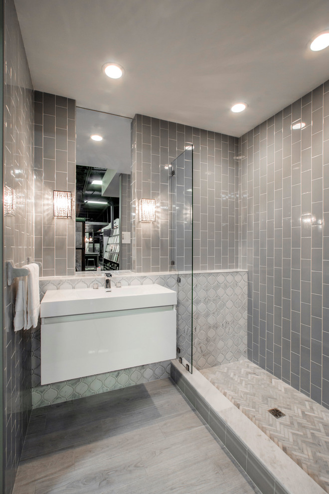 Bild på ett shabby chic-inspirerat badrum, med vita skåp, en öppen dusch, grå kakel, keramikplattor, grå väggar och marmorgolv