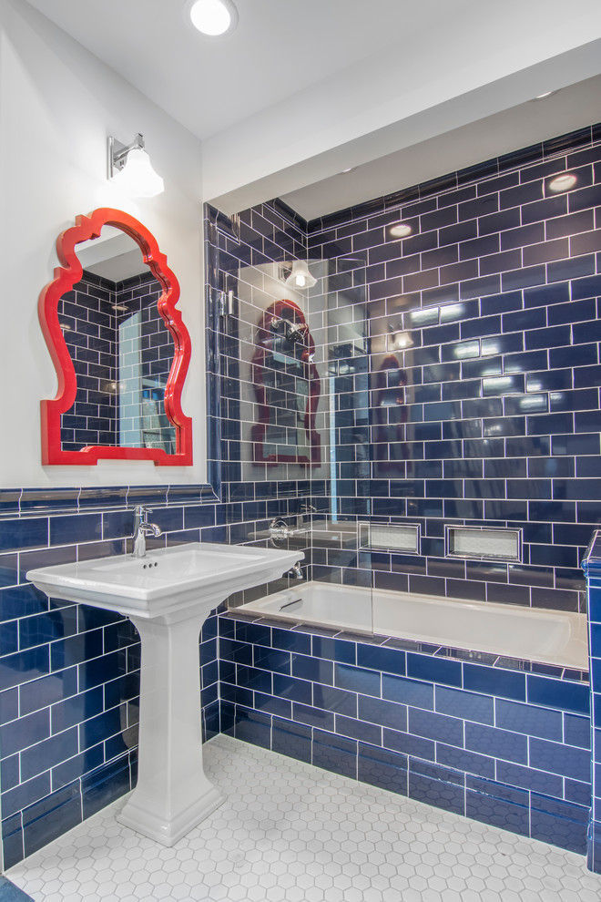 Пример оригинального дизайна: ванная комната в стиле фьюжн с белой плиткой, керамической плиткой, открытым душем, серыми стенами и бетонным полом