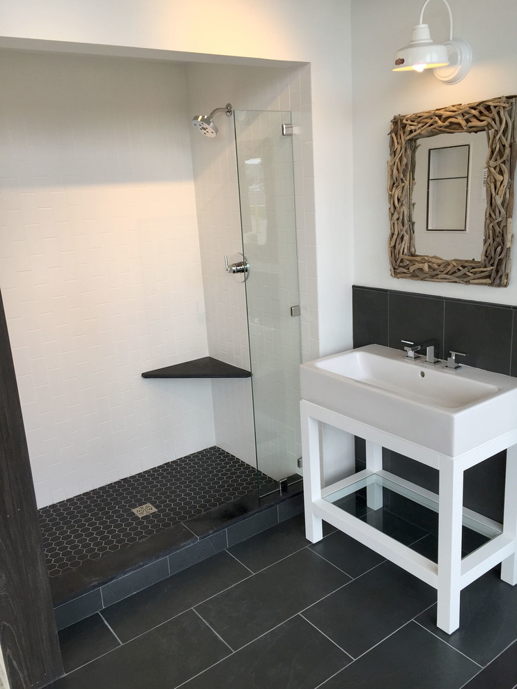 Aménagement d'une salle de bain contemporaine avec un placard sans porte, une douche ouverte, un carrelage noir et blanc, des carreaux de céramique, un mur blanc et un sol en carrelage de céramique.