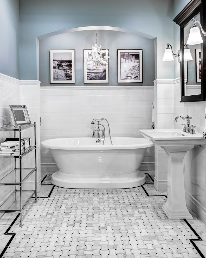 Idée de décoration pour une salle de bain tradition avec un lavabo de ferme, une baignoire indépendante, un carrelage blanc, un carrelage métro et un mur gris.