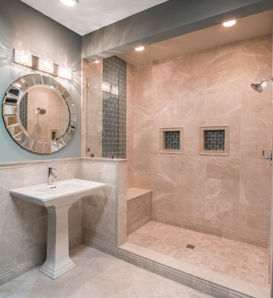 Diseño de cuarto de baño contemporáneo con puertas de armario negras, ducha abierta, baldosas y/o azulejos beige, baldosas y/o azulejos de piedra, paredes verdes, suelo de mármol y lavabo con pedestal
