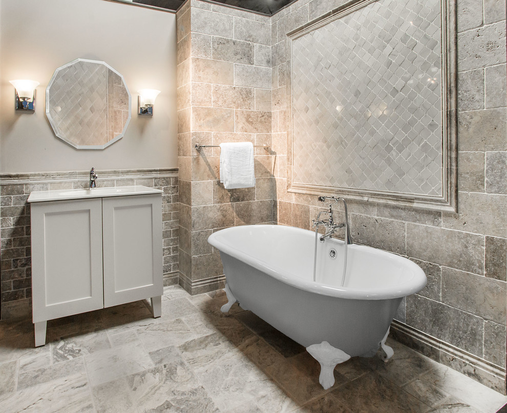 Идея дизайна: ванная комната в современном стиле с открытыми фасадами, ванной на ножках, открытым душем, бежевой плиткой, каменной плиткой, бежевыми стенами и полом из травертина