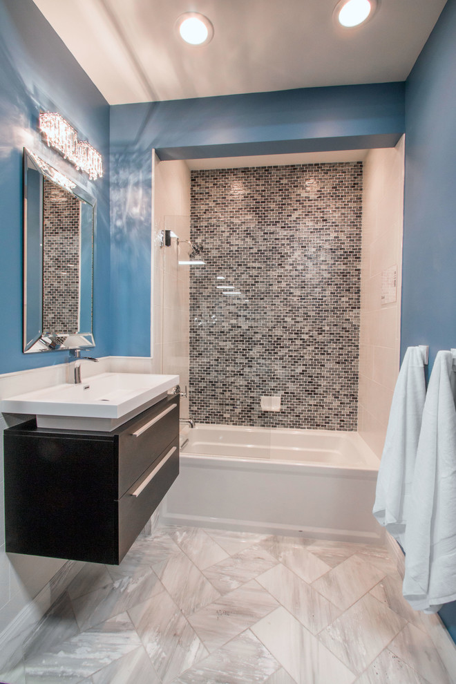 Idées déco pour une salle de bain éclectique avec des portes de placard noires, un combiné douche/baignoire, un carrelage bleu, des carreaux de céramique, un mur bleu, un sol en marbre et un lavabo suspendu.