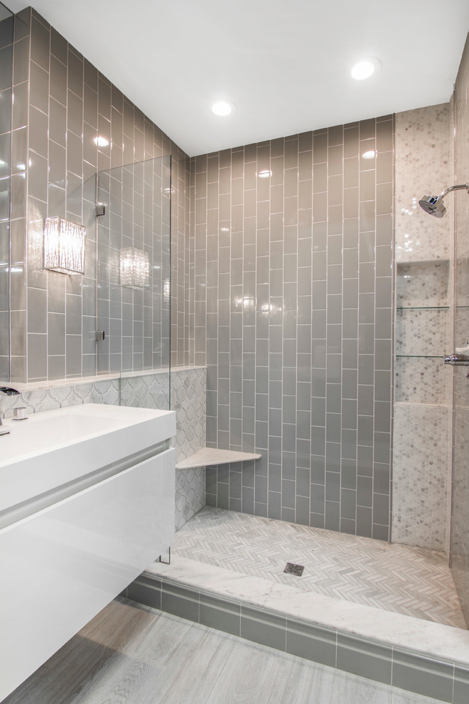 Diseño de cuarto de baño romántico con puertas de armario blancas, ducha abierta, baldosas y/o azulejos grises, paredes grises y suelo de mármol