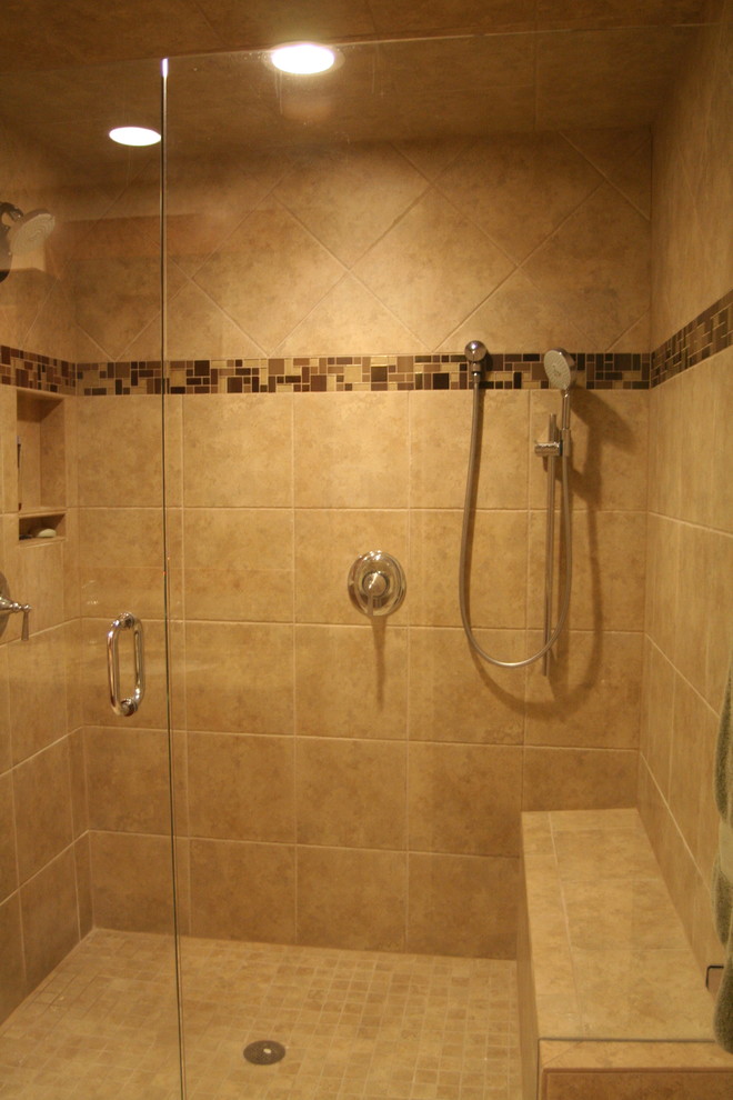 Ejemplo de cuarto de baño principal tradicional grande con lavabo encastrado, puertas de armario de madera oscura, encimera de granito, ducha doble y paredes beige