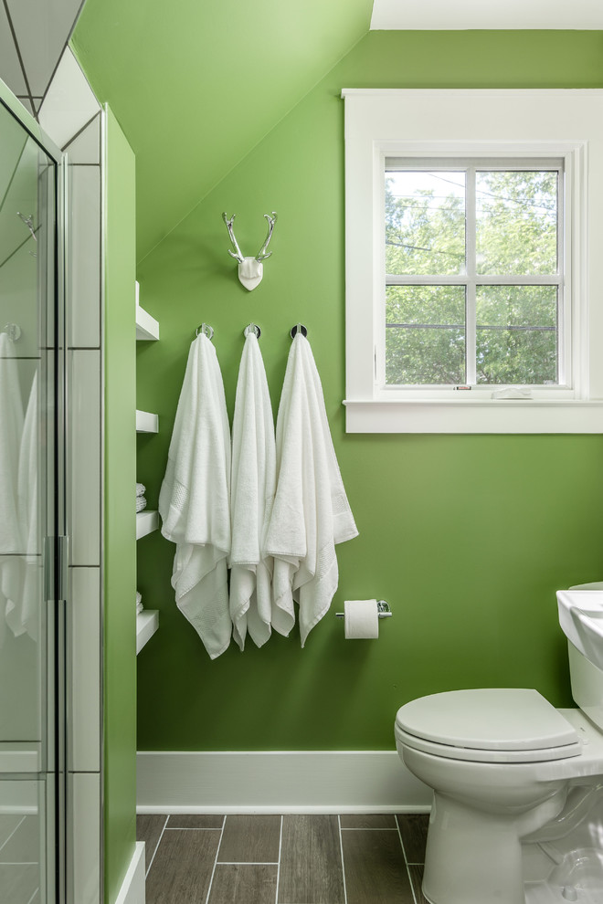 Inspiration pour une petite douche en alcôve design avec un carrelage blanc, des carreaux de porcelaine, un mur vert, un sol en carrelage de porcelaine, un sol gris, une cabine de douche à porte battante et un lavabo de ferme.