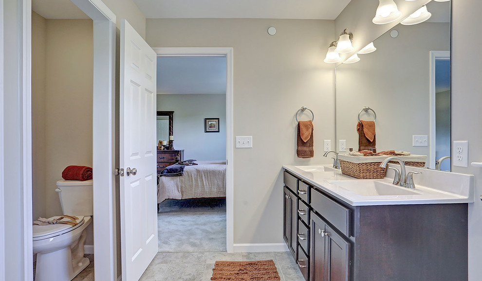 Источник вдохновения для домашнего уюта: большая главная ванная комната в классическом стиле с душем в нише, раздельным унитазом, керамической плиткой, серыми стенами, монолитной раковиной и шторкой для ванной