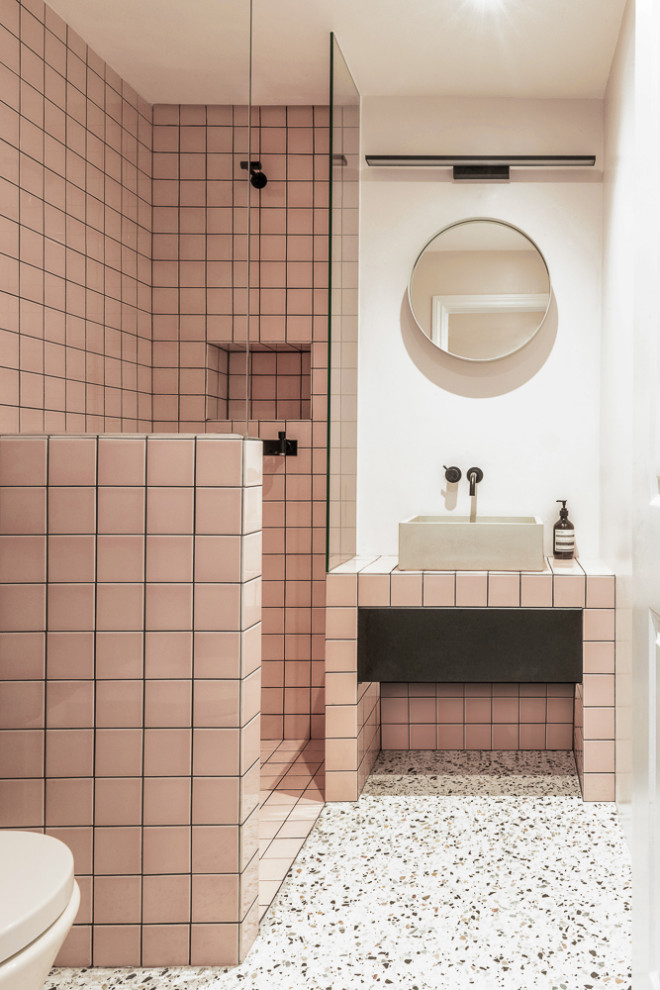 Идея дизайна: маленькая ванная комната в скандинавском стиле с плоскими фасадами, черными фасадами, розовой плиткой, душевой кабиной, столешницей из плитки и розовой столешницей для на участке и в саду
