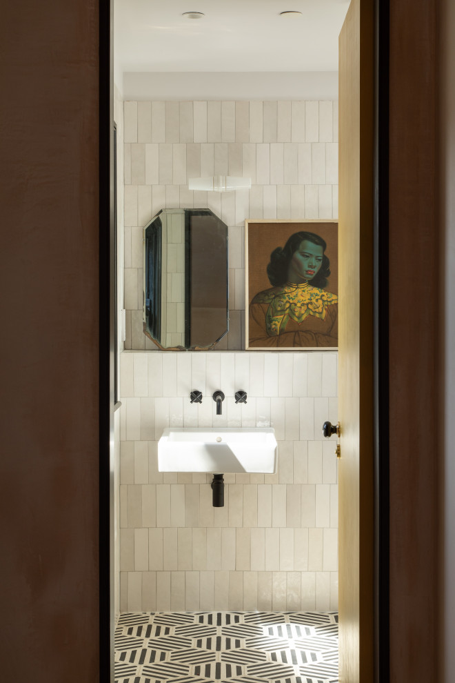 Modelo de cuarto de baño único bohemio con baldosas y/o azulejos blancos, lavabo suspendido y suelo multicolor