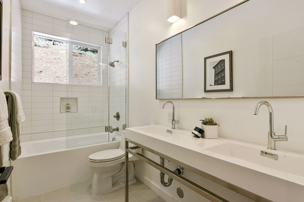 Foto di una stanza da bagno con doccia contemporanea con vasca ad alcova, vasca/doccia, piastrelle bianche, pareti bianche, lavabo integrato, pavimento grigio, doccia aperta e top bianco