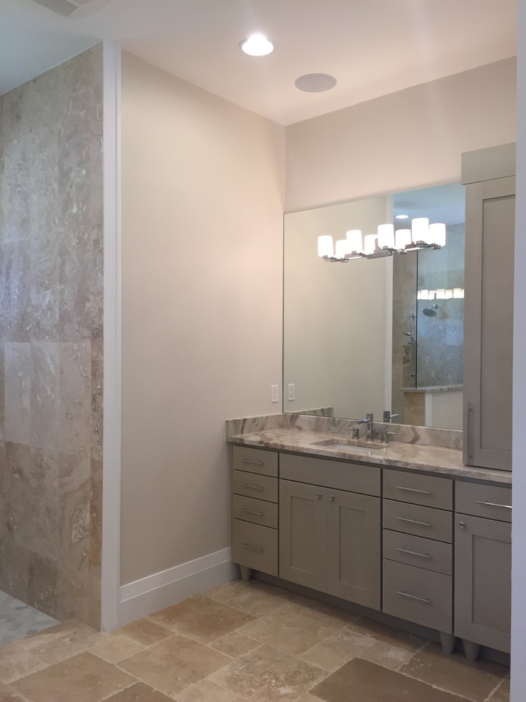 Idée de décoration pour une grande salle de bain principale design avec un placard à porte shaker, des portes de placard grises, un plan de toilette en quartz modifié, un carrelage beige, un carrelage de pierre, un mur blanc et un sol en travertin.
