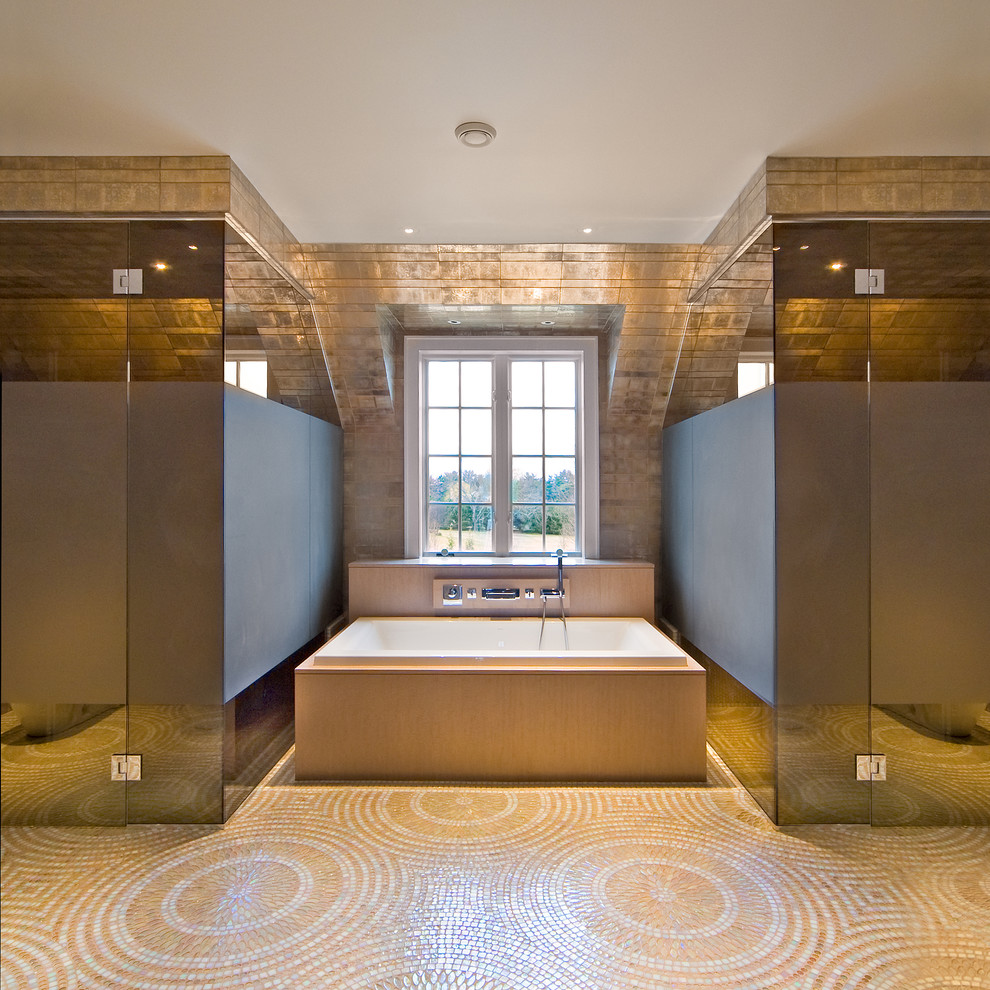 Cette image montre une très grande salle de bain principale minimaliste avec une baignoire posée, une douche double, un carrelage en pâte de verre et un sol en carrelage de terre cuite.