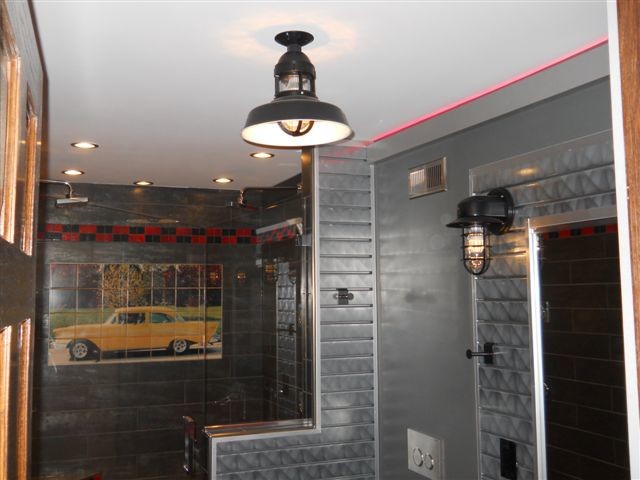 Inredning av ett eklektiskt mellanstort badrum med dusch, med svarta skåp, en dubbeldusch, en vägghängd toalettstol, svart och vit kakel, keramikplattor, klinkergolv i keramik, ett undermonterad handfat och bänkskiva i kvartsit